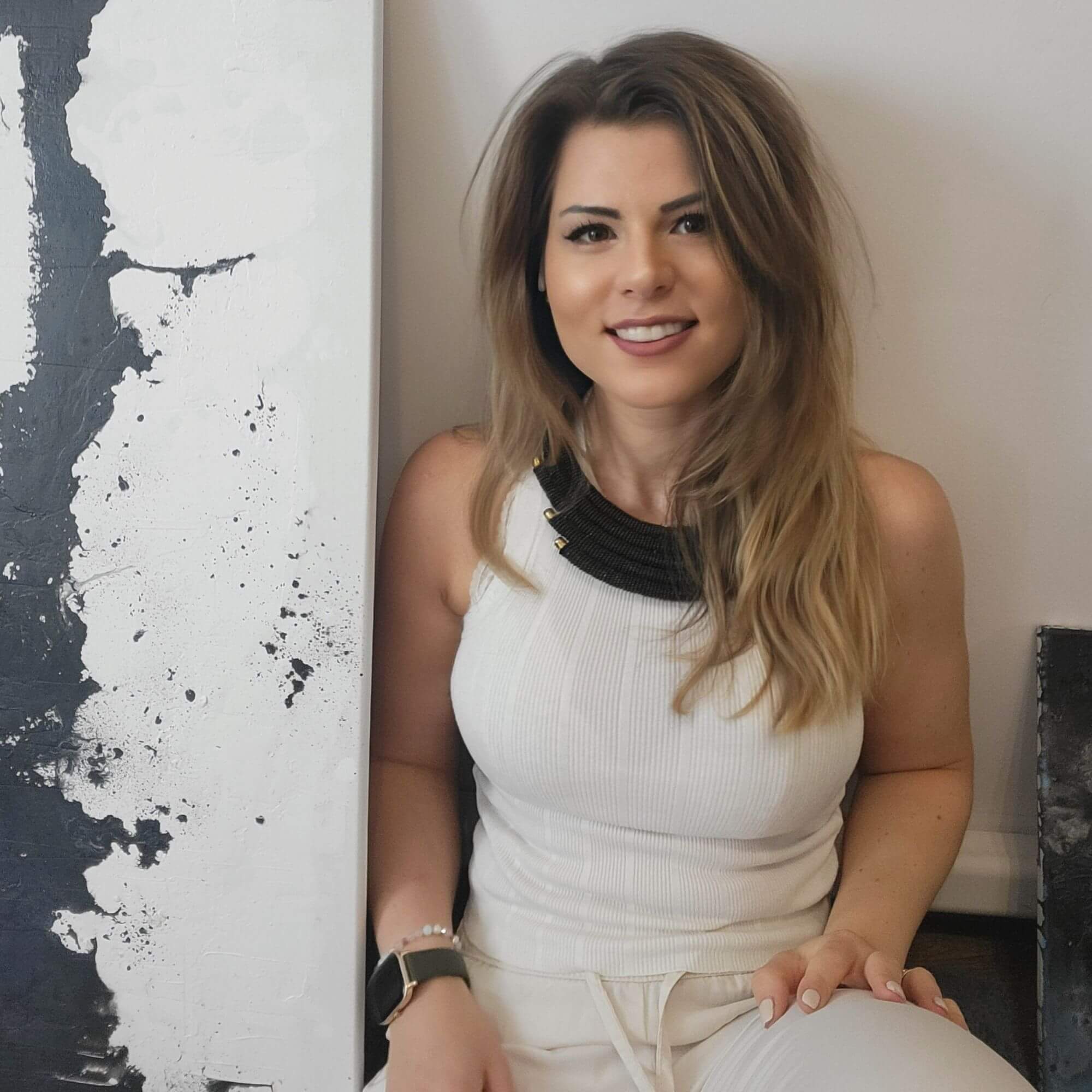 An accident paralyzed her left hand – today she gives back to the world as a painter – Interview with Lili Antalik